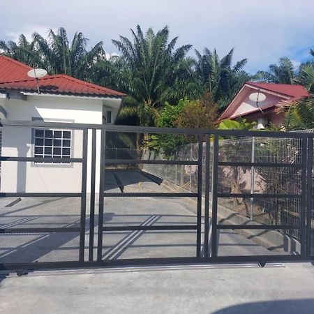 Cempaka Homestay Parit Raja Exterior photo