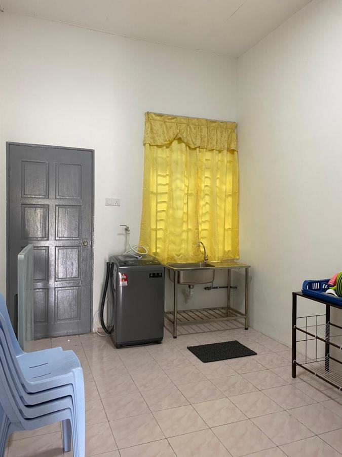 Cempaka Homestay Parit Raja Exterior photo