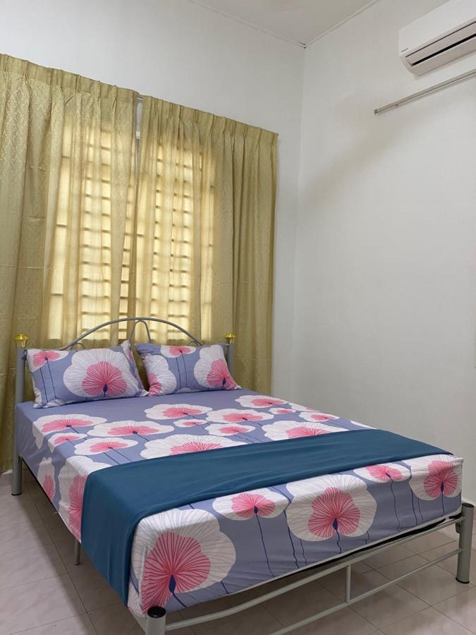 Cempaka Homestay Parit Raja Exterior photo