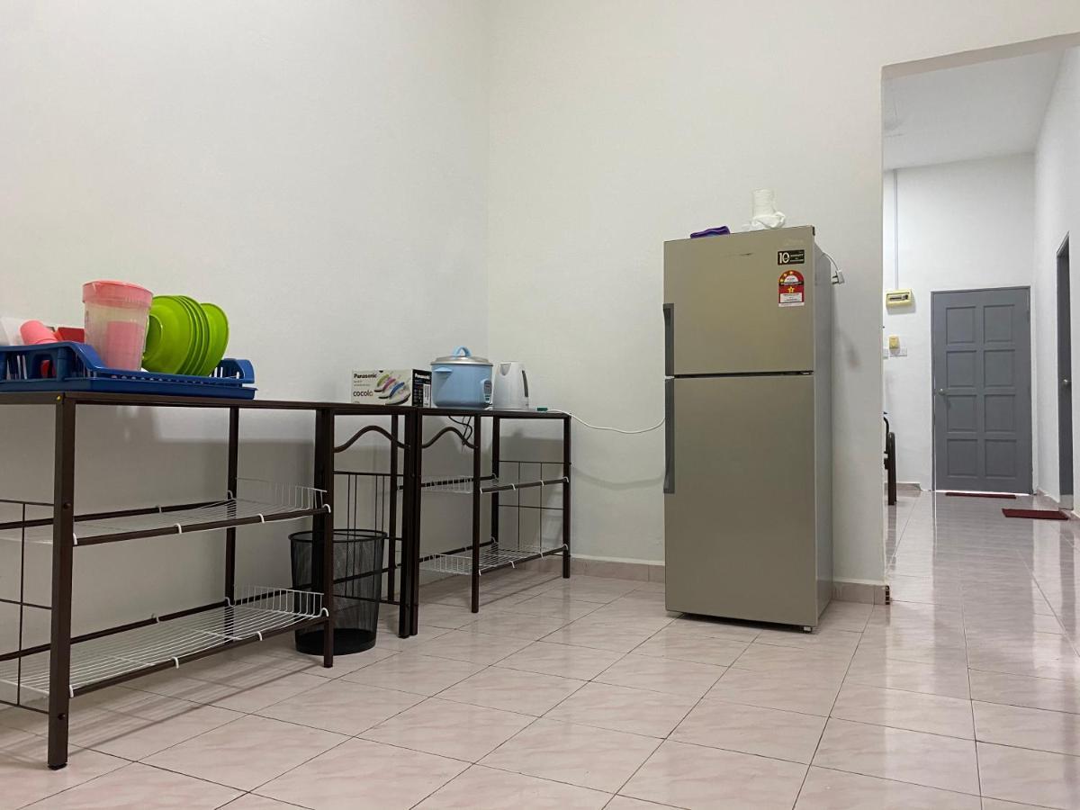 Cempaka Homestay Parit Raja Exterior photo