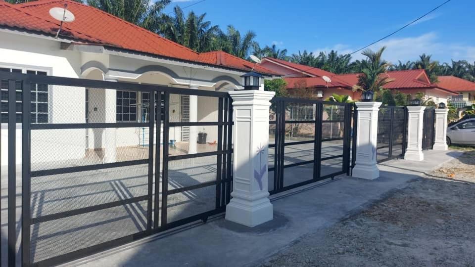 Cempaka Homestay Parit Raja Exterior photo